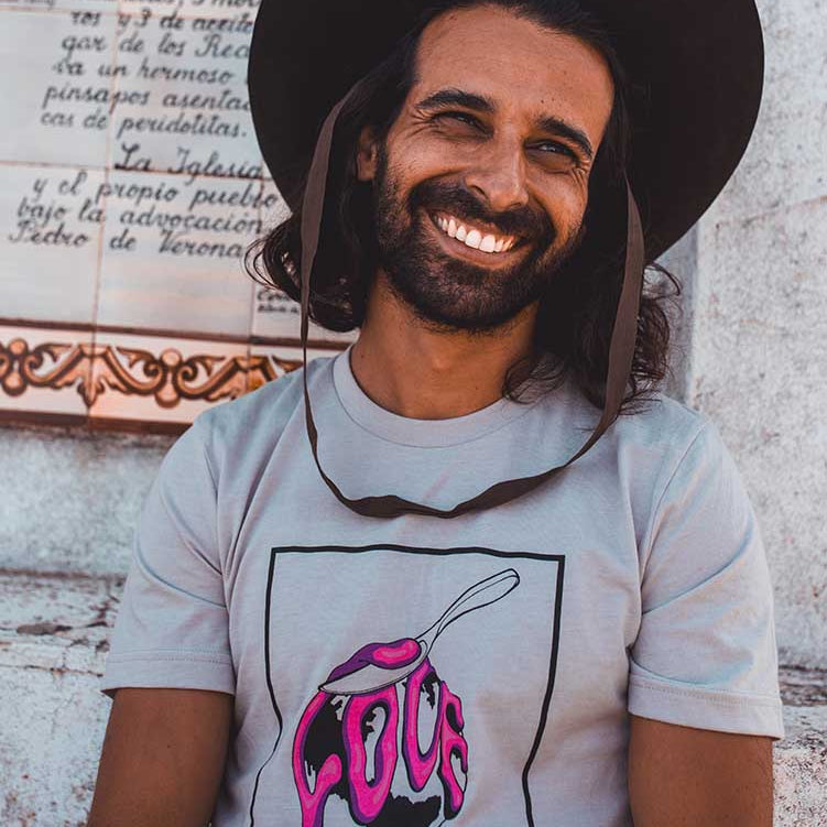 Spread Love - Globe - T-Shirt