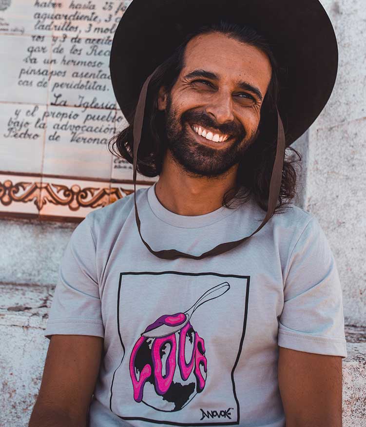 Spread Love - Globe - T-Shirt