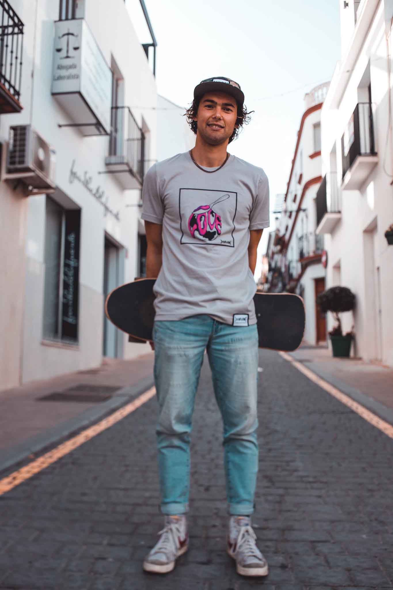 Spread Love - Globe - T-Shirt